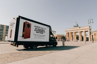 HONOR drives a billboard around Berlin with quotes from Sam Sung