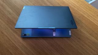 Lenovo Yoga Pro 9i (16IMH9) gen 9 semi closed lid